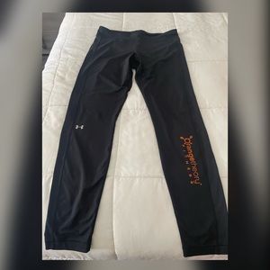 Women’s Orangetheory workout leggings.